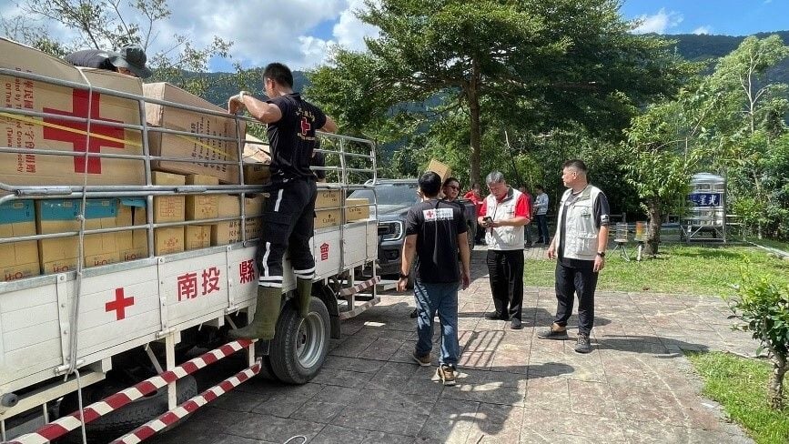 Nantou County Red Cross planned the mountainous route Puli > Fazhi Elementary School > Qin'ai Village > Aowanda to deliver supplies