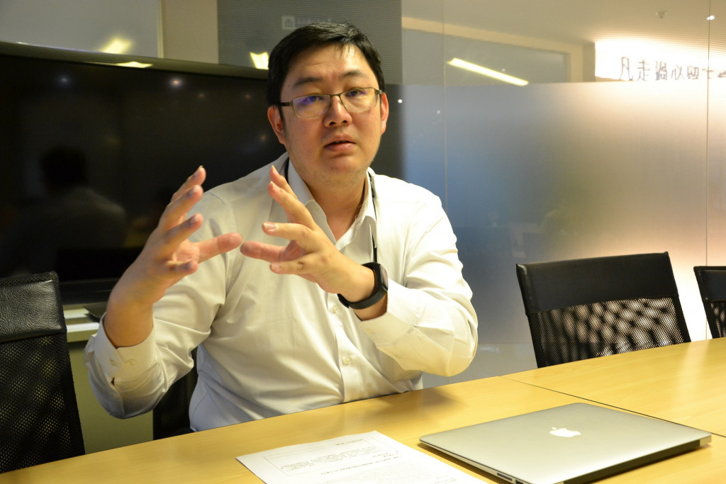 Interview picture of Qiu Jingming, team leader of the Service Innovation Institute