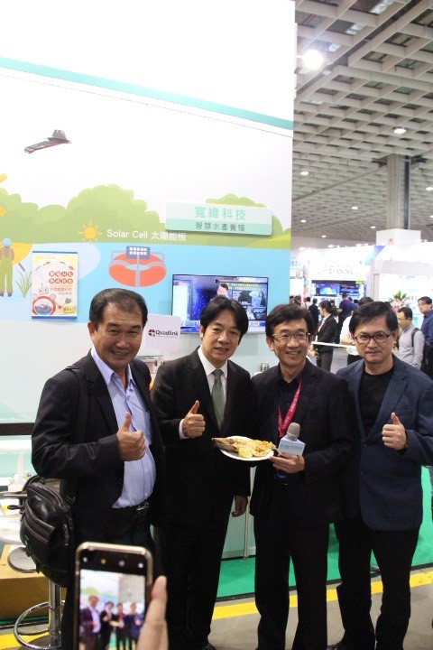 At the Kuanwei Technology exhibition, vice presidential candidate Lai Ching-te (second from the left) also attended to show support