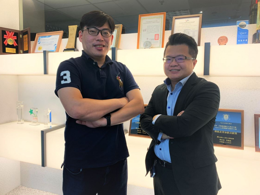 Yong Xie Zongzhen (left in the picture), CEO of Yonghui Intelligent, and Fan Wenxuan, assistant manager of marketing business