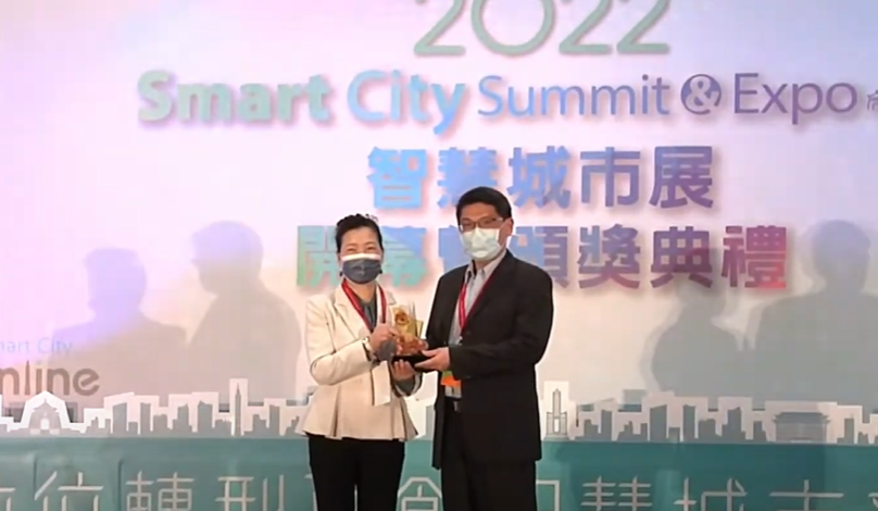 太奇雲端獲得2022智慧城市創新應用獎_智慧安全領域獎項。圖(左)為經濟部長王美花、圖(右)為太奇雲端創辦人兼總經理李承勳。